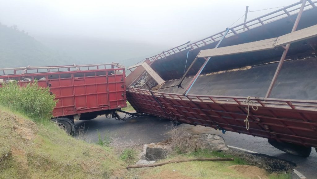 Tránsito suspendido en Cuesta Alhué tras volcamiento de carro con ganado