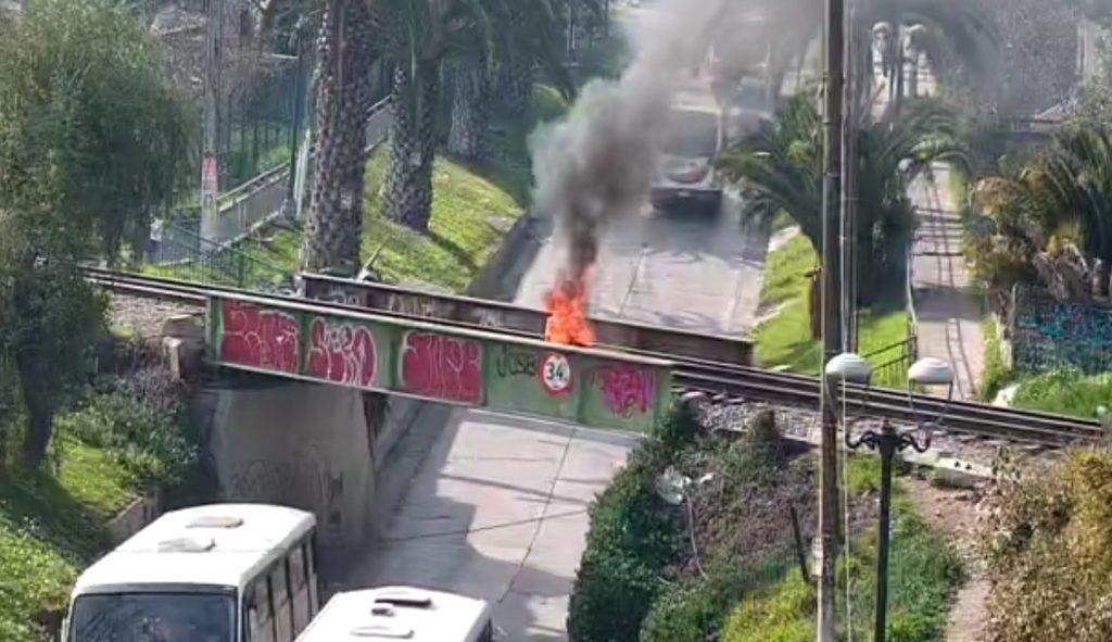 Controlan incendio en puente Malloco provocado por individuo en situación de calle