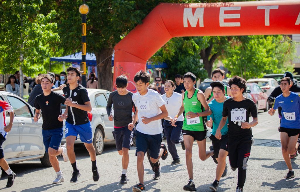 Liceo Hermanos Sotomayor Baeza celebra su aniversario 87 con colorida corrida estudiantil