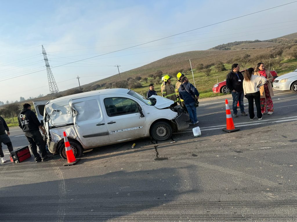 Colisión múltiple frente al Liceo Municipal de San Pedro deja cuatro lesionados