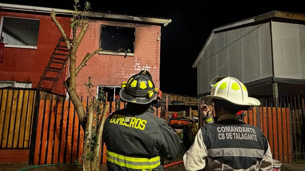 Incendio en Villa Los Presidentes afecta dos viviendas en Talagante. Un brasero encendido dentro de una vivienda sería la causa del inicio de las llamas