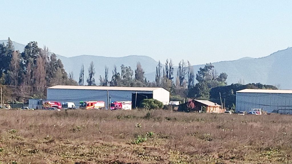 Bomberos de Talagante enfrentaron dos emergencias durante la madrugada: una vivienda destruida y una bodega con químicos