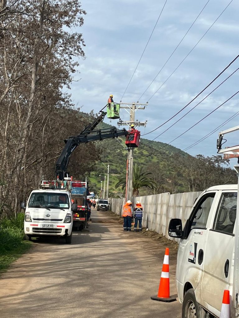 CGE instala primer transformador “verde” en Curacaví como parte de proyecto de mejora de servicio eléctrico