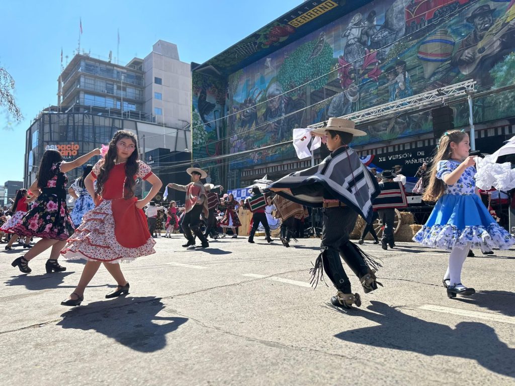 Más de mil estudiantes dieron vida a la XIII edición de Pañuelos al Viento en la Plaza de Armas de Melipilla