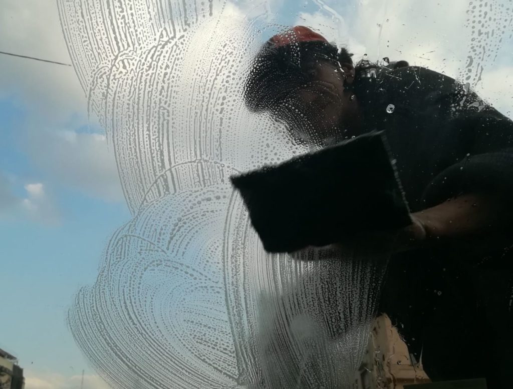 Denuncian a limpia parabrisas que amenaza a automovilistas y peatones