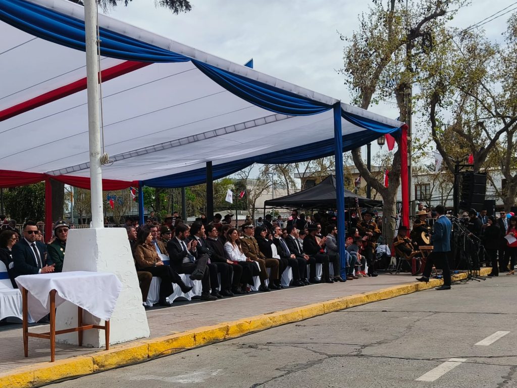 Melipilla conmemora las Fiestas Patrias con desfile en Plaza de Armas